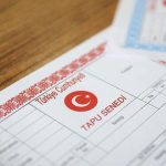 Mülkiyet hakkını belgeleyen kat mülkiyeti ve hisseli tapu çeşitleri ayrımını gösteren yasal sicil evrakları.