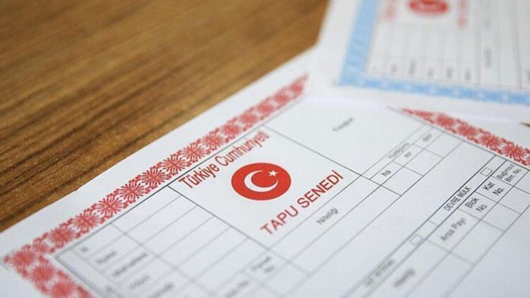 Mülkiyet hakkını belgeleyen kat mülkiyeti ve hisseli tapu çeşitleri ayrımını gösteren yasal sicil evrakları.