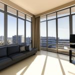 Gökdelenin en üst katında panoramik manzaralı terası bulunan penthouse daire nedir örneği ve salonu.