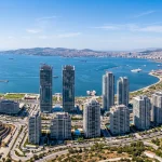 Bayraklı satılık daire ve Yeni Kent Merkezi gökdelen kuleleri panoramik görünüm