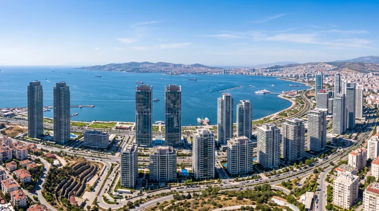 Bayraklı satılık daire ve Yeni Kent Merkezi gökdelen kuleleri panoramik görünüm